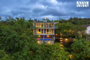 The Glasscape by StayVista - Hillside getaway with Pool and Indoor games